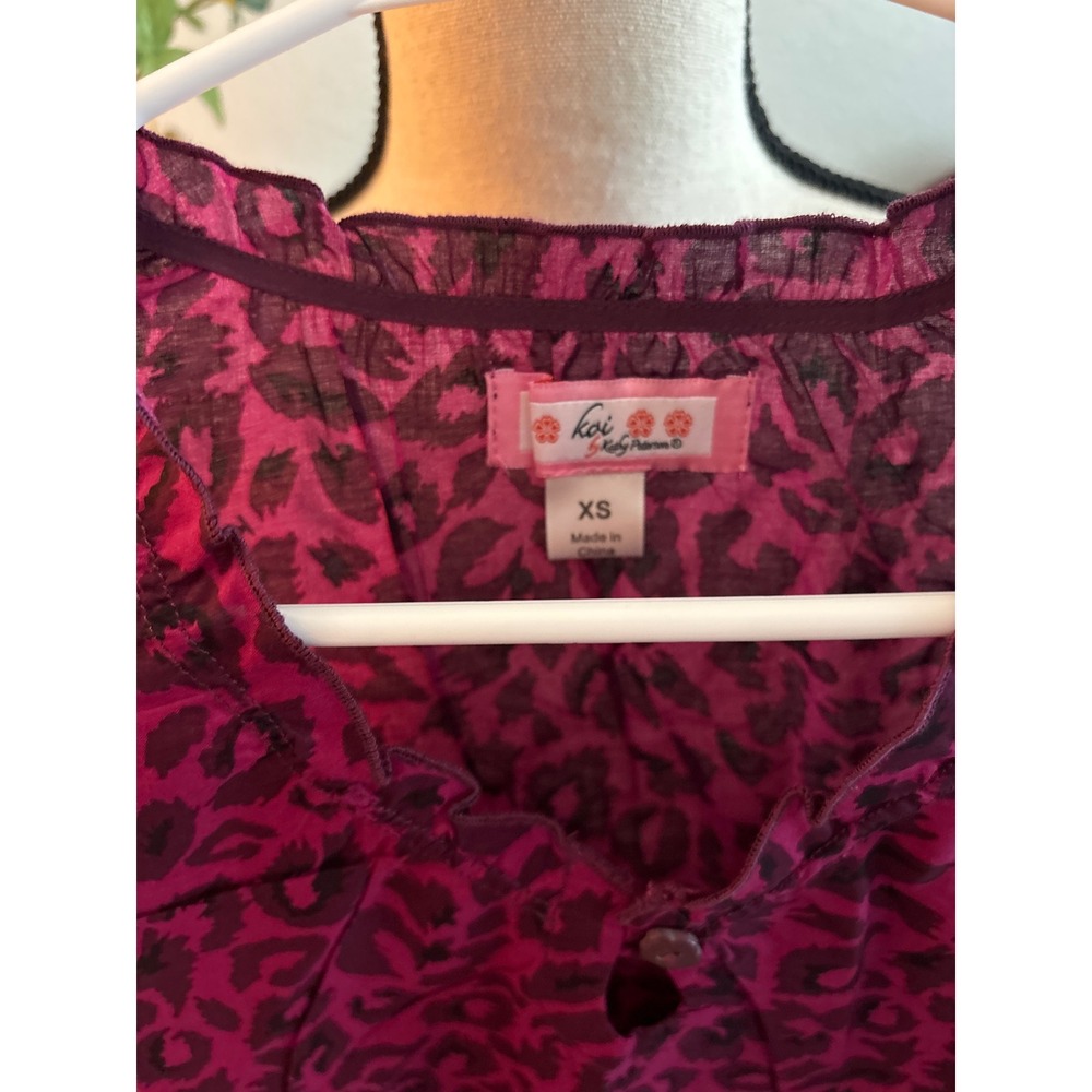 Koi by Kathy Peterson Purple Leopard Print Scrub Top XS NWT Cotton - Picture 3 of 4